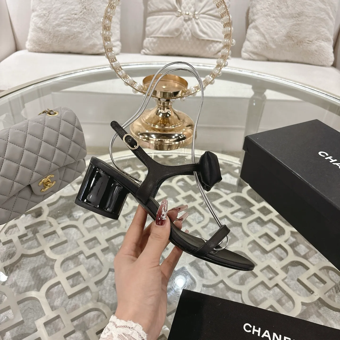👟👟Ex-factory price 560👟👟 CHANEL 25ss spring and summer new counter top double C bow sandals. This classic design; bow with double C embellishment, playful and elegant, multiple color matching elements... Diversified mix and match is very beautiful and versatile, very light and comfortable on the feet, super delicate and elegant... ꫛꫀꪝ Go➫ Material: Upper: Original customized imported sheepskin Inner: Original custom-made sheepskin lining Outsole: Original custom-made Italian through-dyed genuine leather outsole Size: 35–40 (40 and 41 are custom-made and cannot be returned or exchanged)